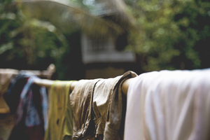 Vêtements sèchent sur demi-tige de bambou