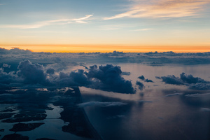 Nuvens sobre o oceano drone vista