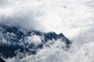 Nuvens sobre as montanhas do Cáucaso