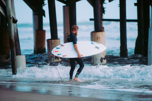 Bebaarde surfer kop in water