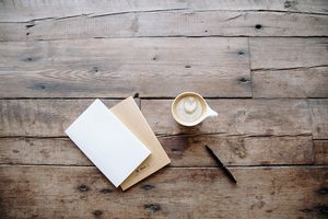 Kaffe, anteckningsböcker och penna