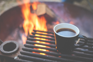 Café junto al fuego