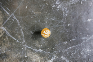 Kaffe på en betong yta