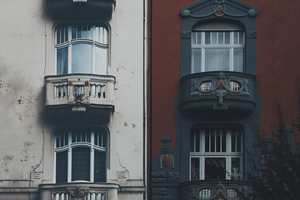 Různě zbarvené fasády budov
