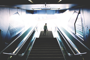 Homem em escadas subterrâneas