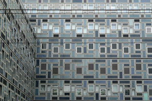Стеклянный фасад с окнами