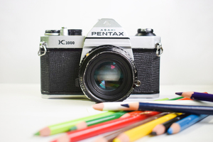 Старая камера и раскраски карандаши