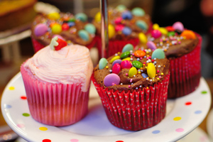 Kleurrijke snoep cupcakes