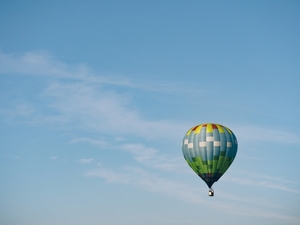 Barevný horkovzdušní balónek za letu