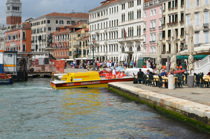 Barco de la ambulancia en Venecia