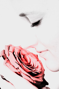 Donna sentente l'odore della rosa