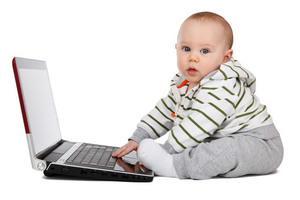 Bambino e computer portatile