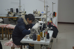 Costureira em empresa têxtil