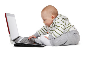 Bambino con il computer portatile