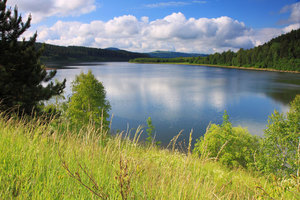 Lago en paisaje natural