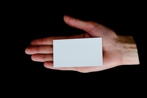 Cartão branco na mão