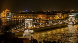 Budapest Chain Bridge på natten