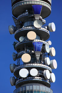 Antenas de telecomunicaciones en la torre de BT