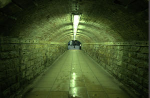 Um túnel com luzes verdes