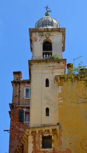 Vieja torre en Venecia