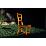 Chaise en bois dans l’yard