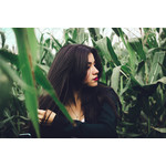 Ragazza nel campo di grano verde