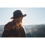 Femme dans un chapeau et un poncho