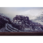 Gamma della montagna con neve avanzo