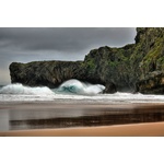 Grosses vagues sur la plage de sable fin