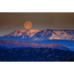 Pleine lune sur montagne