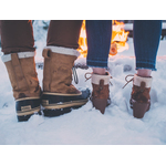 Sapatos masculinos e femininos na neve