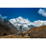 Hombre frente a la montaña de Nepal