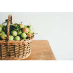 Pommes dans le panier sur la table