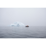 Gens en bateau pneumatique