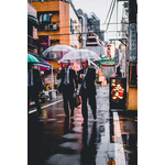 Hommes avec des parapluies transparents