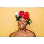 Menina de sorriso com flores do cabelo