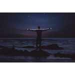 Homme sur un rocher au bord de la mer