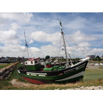 Bateaux échoués sur les plages colorée