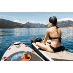 Femme blonde sur un bateau