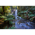 Blue stream avec une chute d’eau