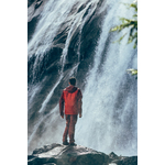 Homme en sentier Bridal Veil Falls, lingot d’or, US