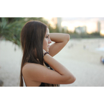 Jeune femme sur la plage