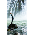 Homme sous les chutes