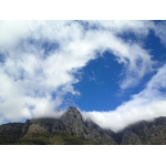 Cima de la montaña con cielo nublado