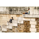 Couple assis sur les escaliers anciens