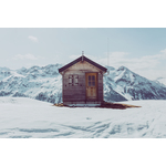 Maison en bois dans la neige