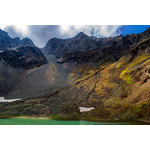 Água verde e montes estreitos