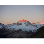 Montaña de nieve con sol