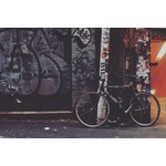 Oraș grunge graffiti cu bicicleta