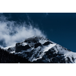 Il cloud sulla cima di una montagna